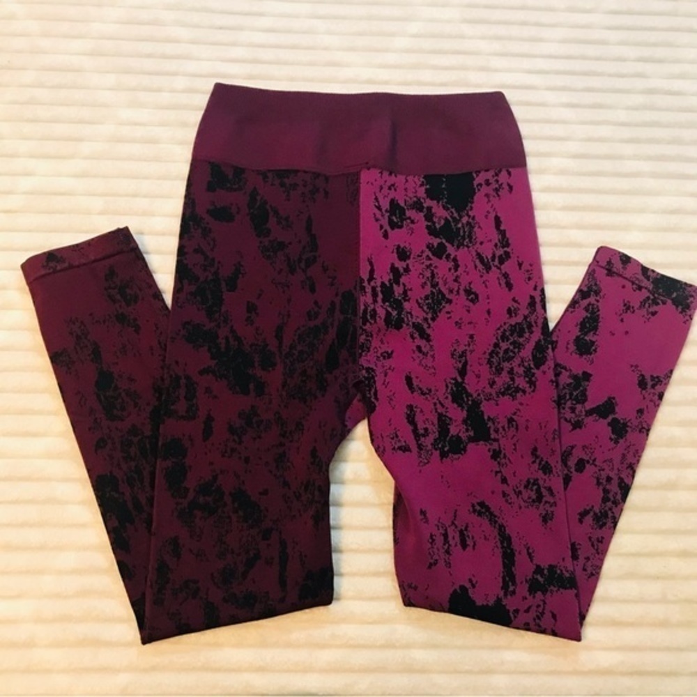 Fabletics Ultra High-Waisted Seamless Marble 7/8 Plum Perfect/Multi Size Small - Picture 5 of 6